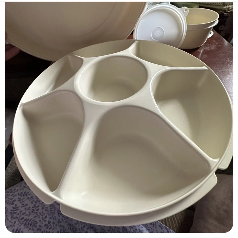 Tupperware large serving tray.  Never used.  Party on!